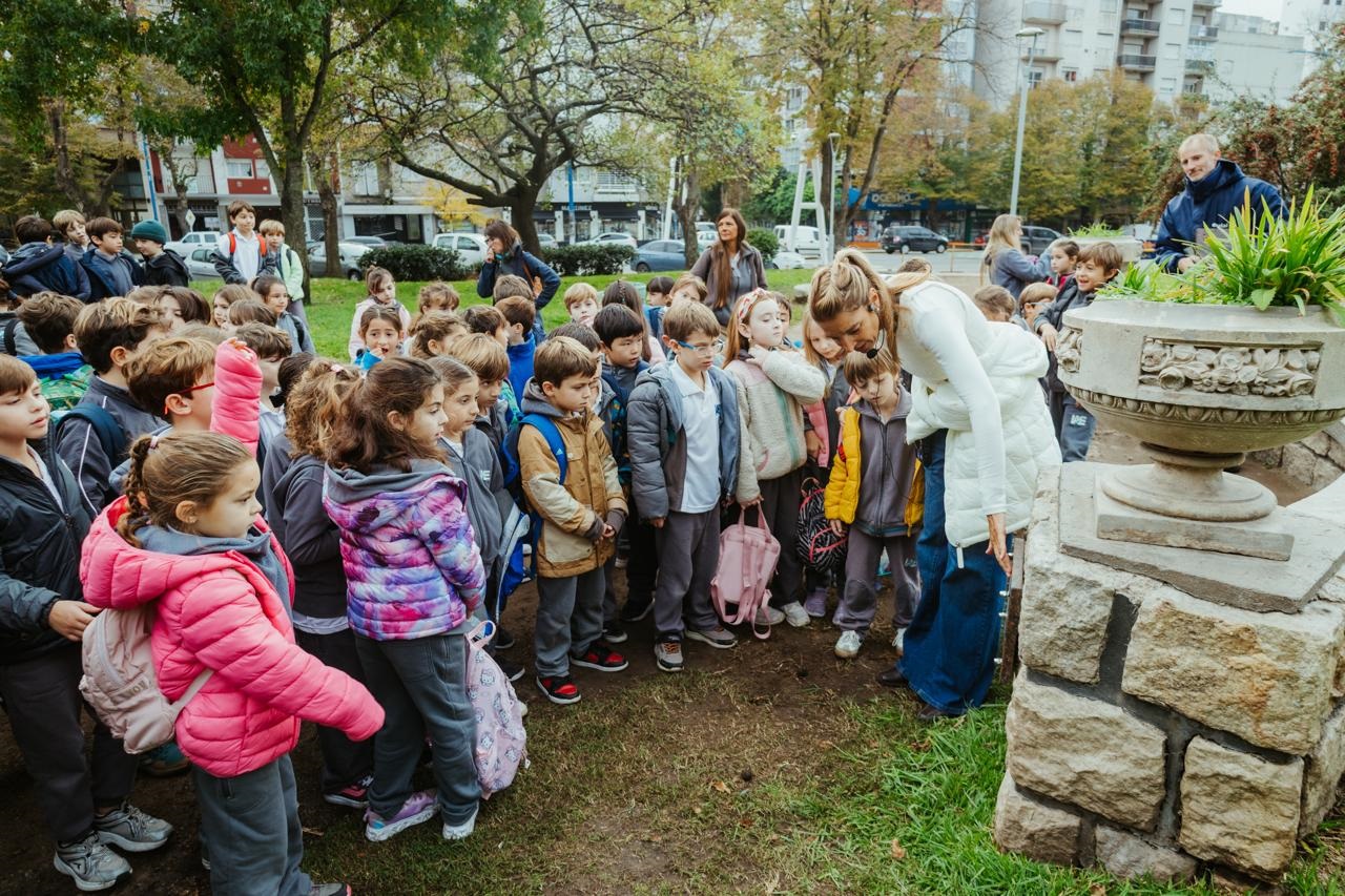 El programa también incluye la señalización con placas de granito de piezas escultóricas del patrimonio marplatense en las plazas fundacionales de la ciudad.