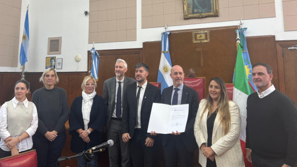 El embajador recibió la distinción en el Concejo Deliberante.