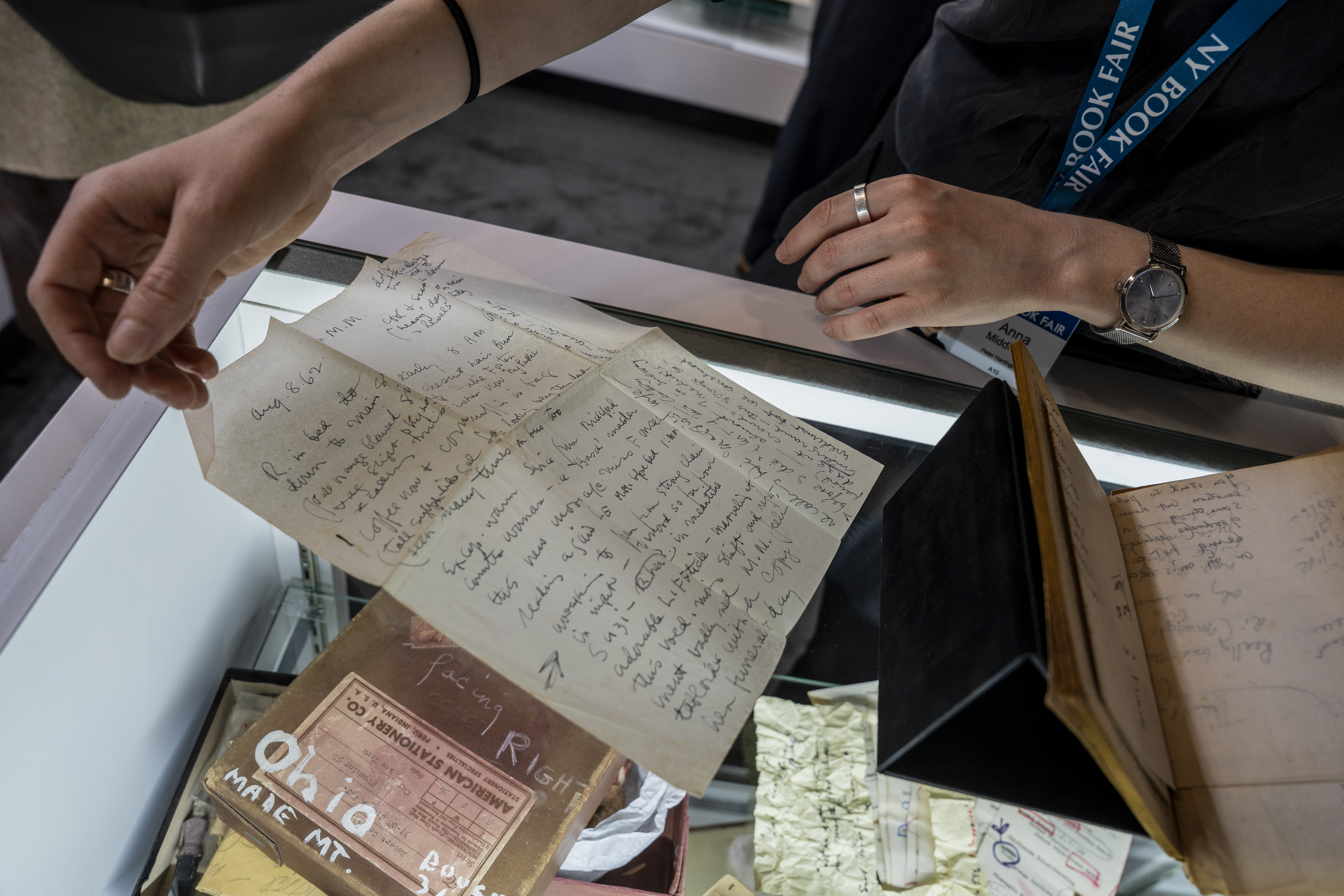 Una persona sostiene un manuscrito de Marilyn Monroe, durante la Feria Internacional del Libro Antiguo de Nueva York. Foto: EFE/ | Ángel Colmenares.