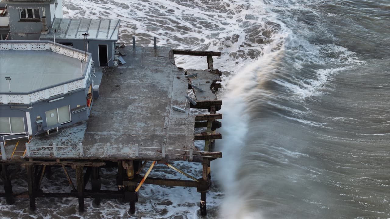 El muelle del Club de Pesca también sufrió daños importantes por el temporal. Foto: @dronmardelplata