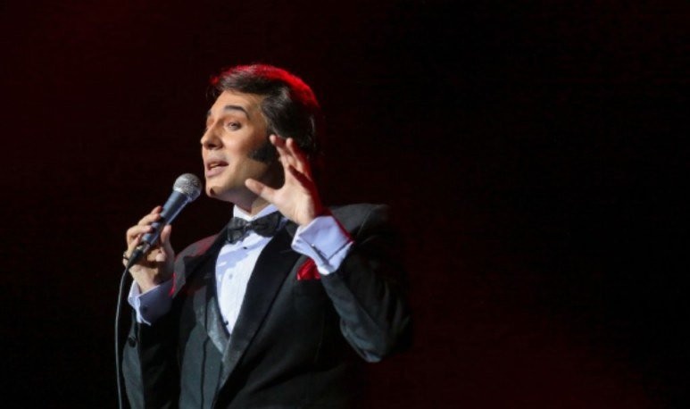"Soy el único que puede pasear convincentemente por todas sus épocas. Y es mi gran orgullo", define Fernando Samartin sobre su interpretación de Sandro. 