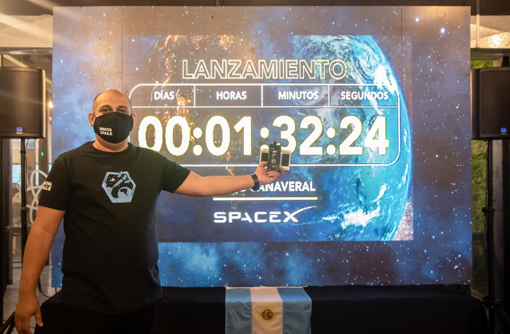 El profesor Alejandro Cordero en la cuenta regresiva del picosatélite General San Martín, proyecto que nació de una experiencia escolar.