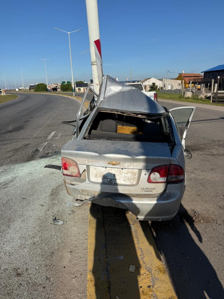Un hombre sufrió heridas al chocar su auto contra una columna en la ...