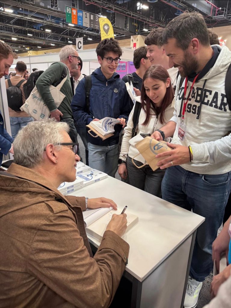 Jóvenes lectores hicieron fila para que el escritor marplatense les firmara ejemplares de Undici secondi.