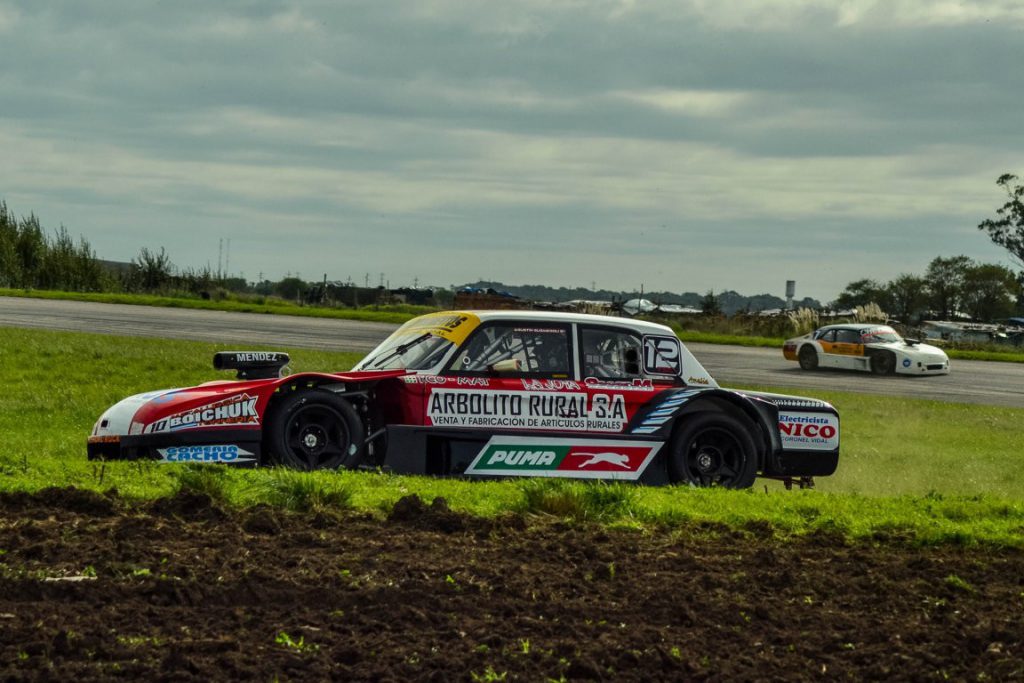 Agustín Gusmeroli y su Ford en los entrenamientos del TSC.