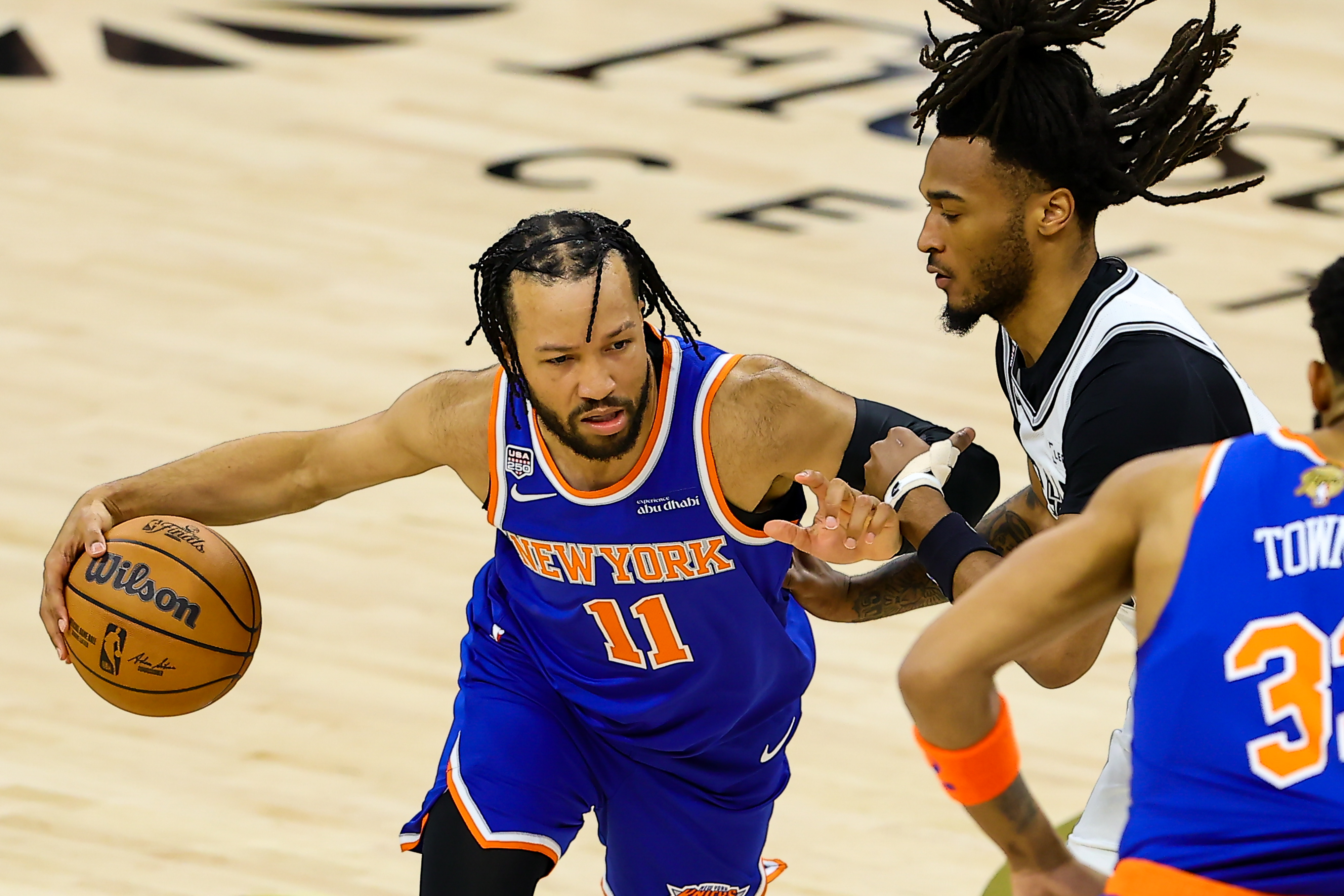 Stephon Castle defiende el avance de Jalen Brunson, elegido el MVP de las Finales de la NBA. Foto: EFE | Carlos Ramírez.