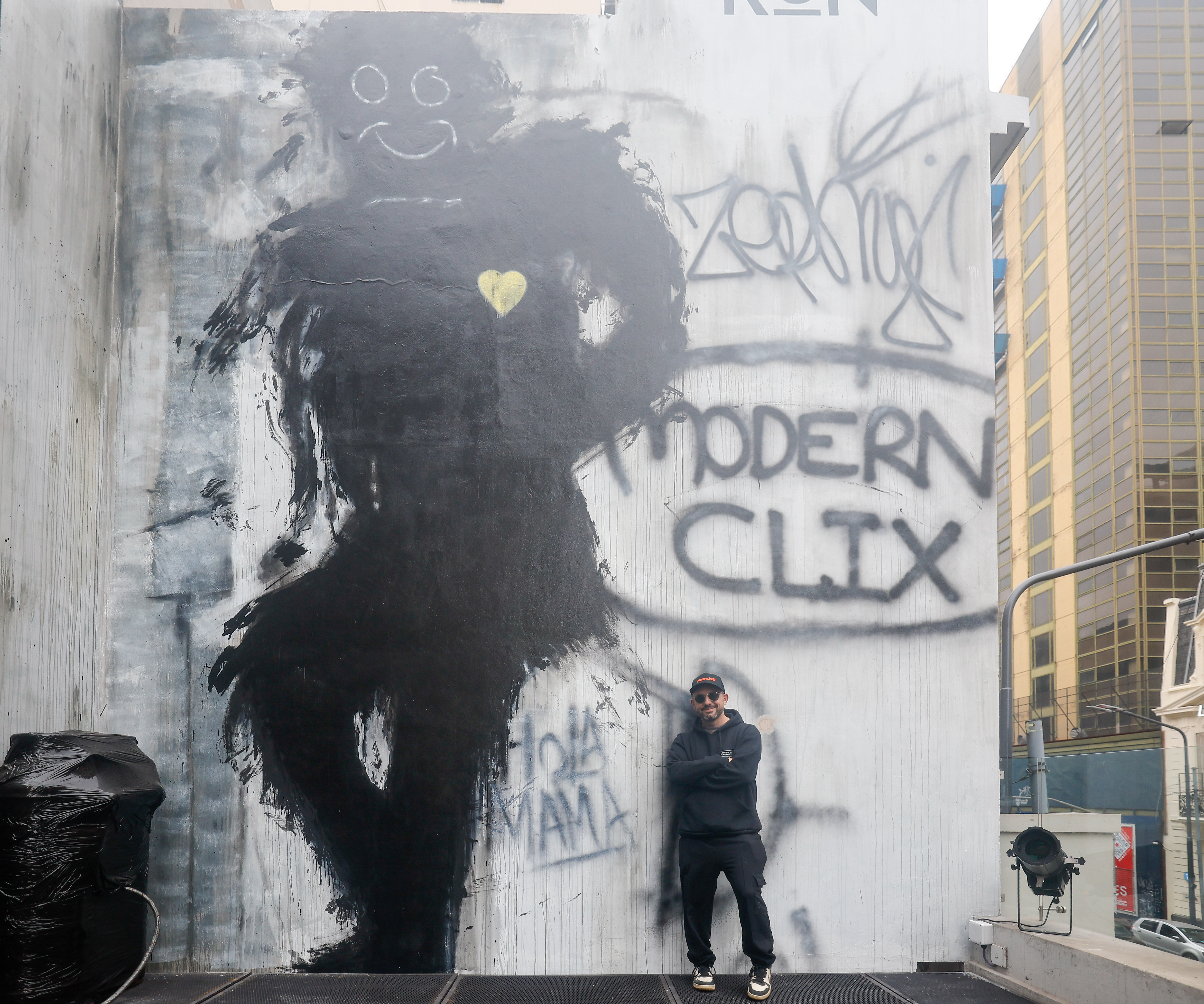 El artista Martín Ron posando junto a su obra homenaje a Charly García, en Buenos Aires. Foto: EFE | Juan Ignacio Roncoroni.