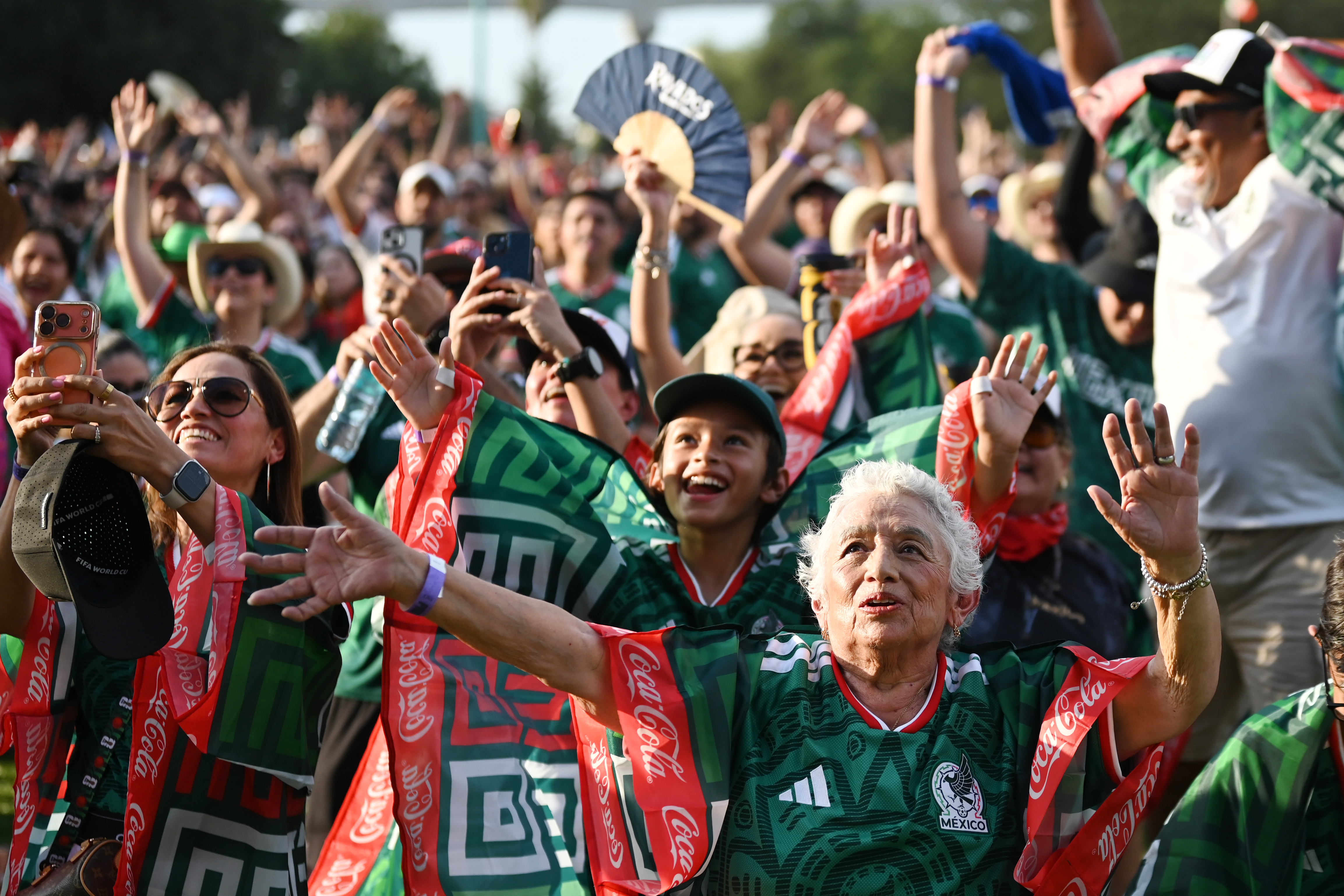 Aficionados de México reaccionan durante la transmisión del partido del Mundial de la FIFA 2026 entre México y Corea del Sur, en el Fan Fest en Monterrey. Foto: EFE | Miguel Sierra.