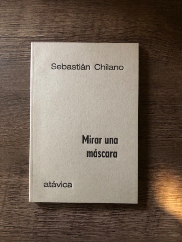 Mirar una máscara fue publicada por Atávica Ediciones, un sello marplatense.