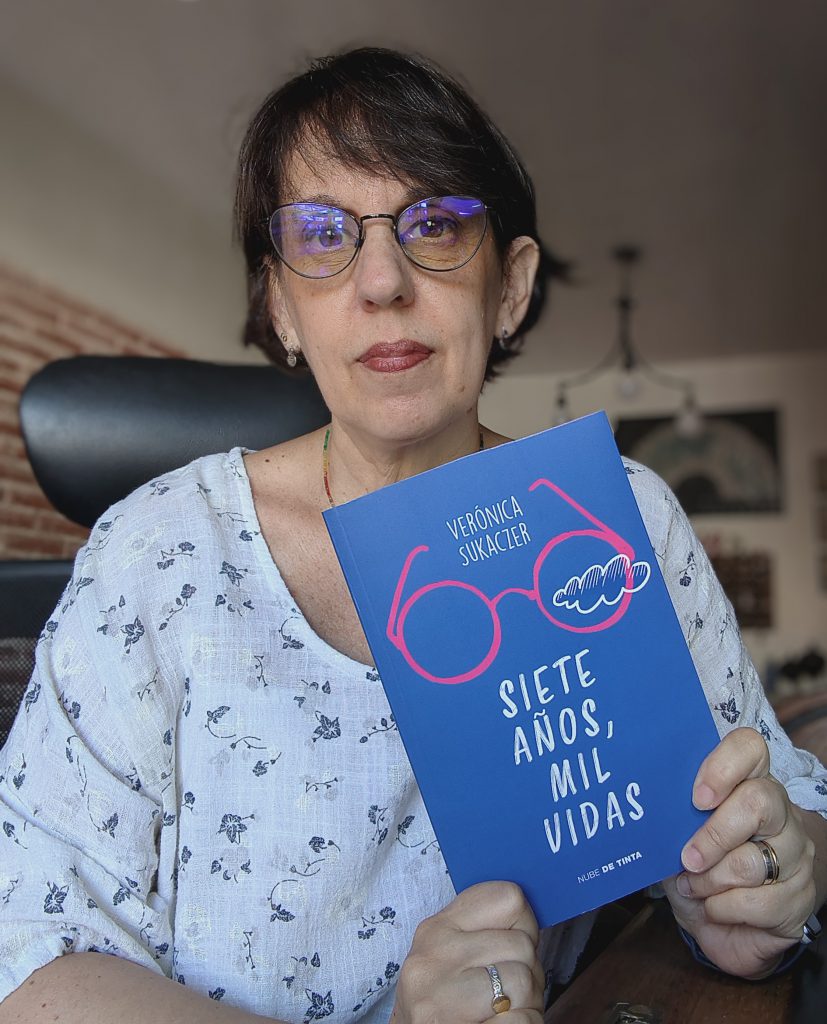 La autora junto a su novela "Siete años, mil vidas", publicada por Nube de Tinta, una historia recomendada para lectores a partir de los 7 años.