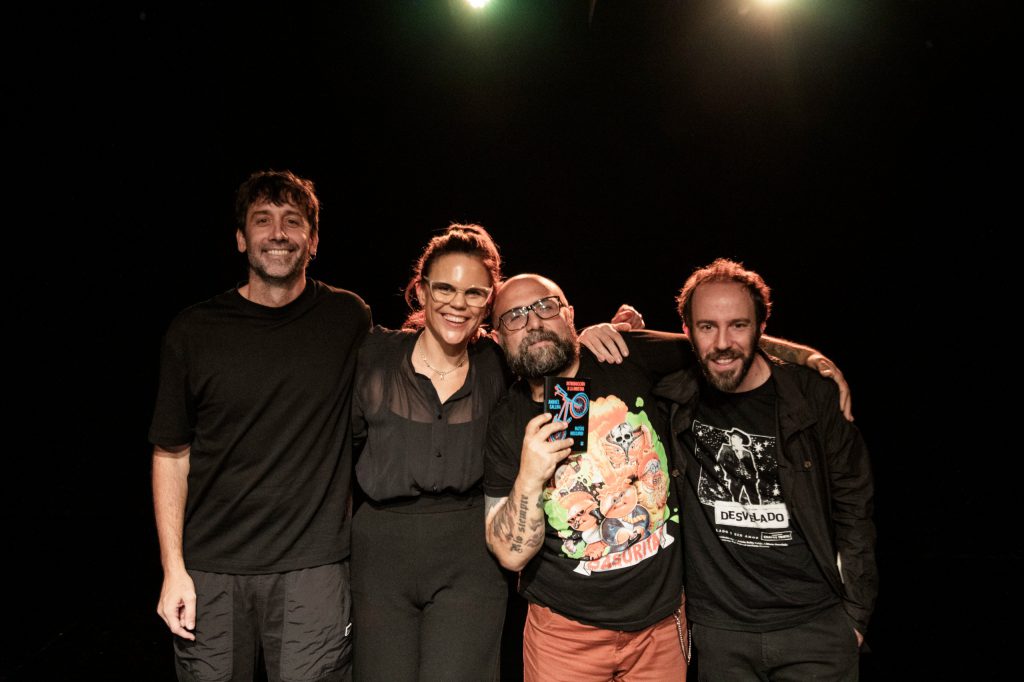 Joana D’Alessio y Mauro Libertella, de Vinilo, junto a Andrés Gallina (izquierda) y Matías Moscardi (a la derecha de Joana), coautores de “Introducción a la amistad”.