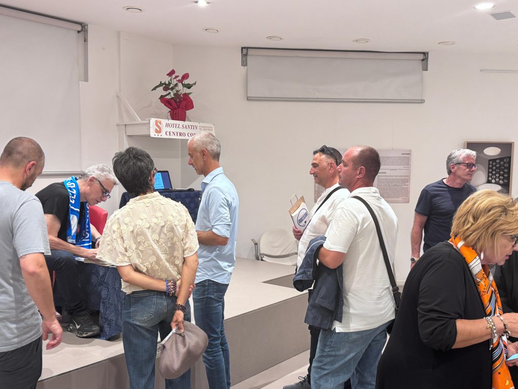 Aletto, firmando ejemplares.