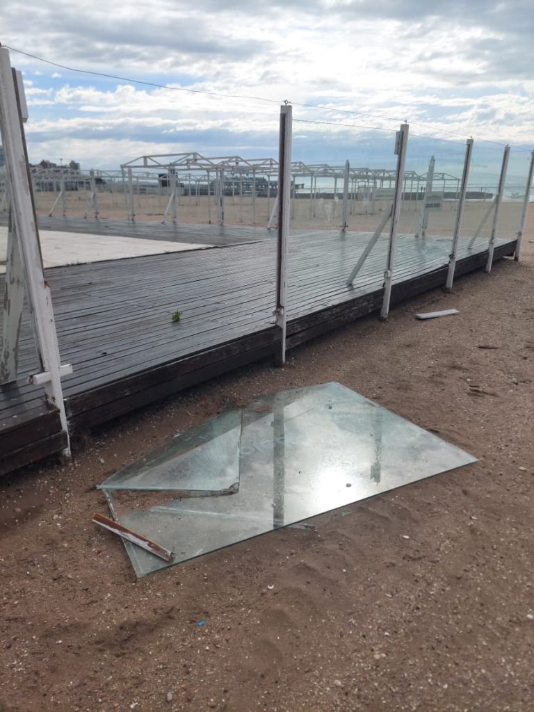 Vandalismo también en la zona de la playa.