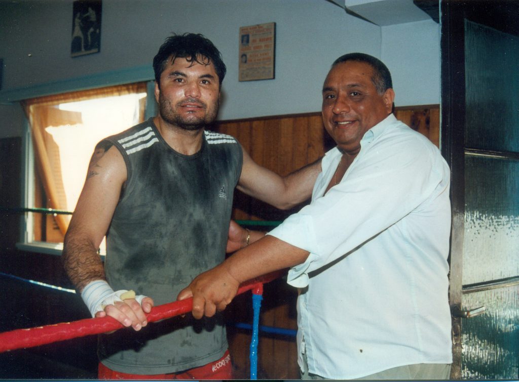 Calderón se dio el gusto de trabajar en el gimnasio con varios boxeadores de fuste. Uno de ellos, en una temporada de verano, fue el "Zurdo" Julio César Vázquez.