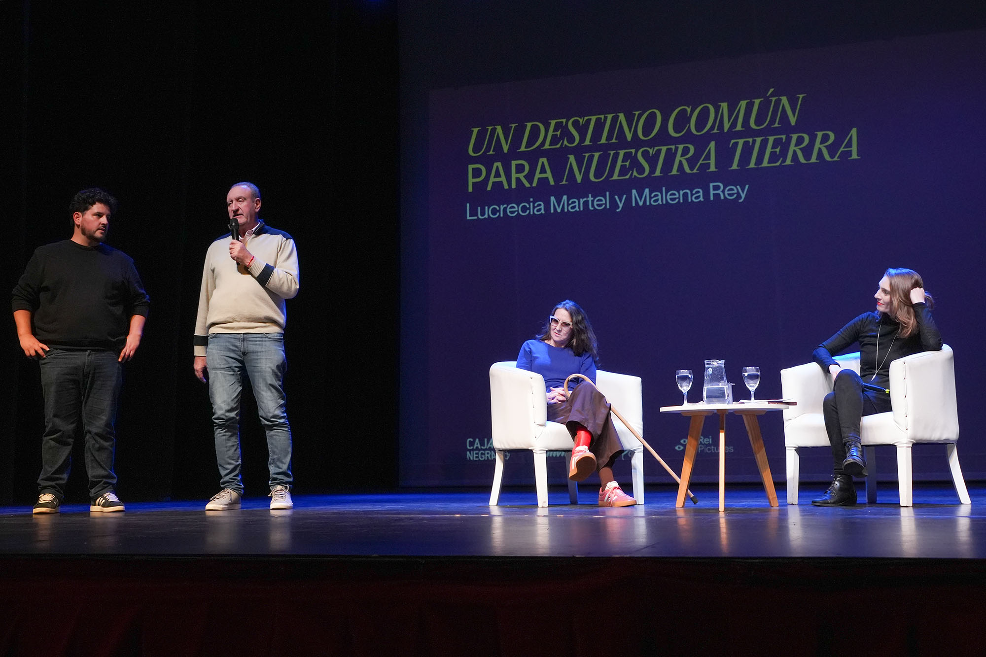 Esteban Prado, uno de los responsables de la Feria Invierno, Vito Amalfitano, director del Auditorium, Lucrecia Marte, directoa de cine y autora del libro Un destino común y la periodista Malena Rey, antes de la presentación de la cineasta.