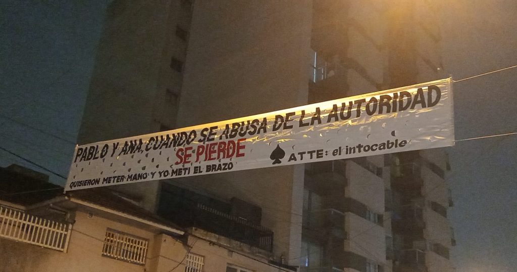 Mensaje anónimo en un pasacalles despertó preocupación en docentes de un colegio privado
