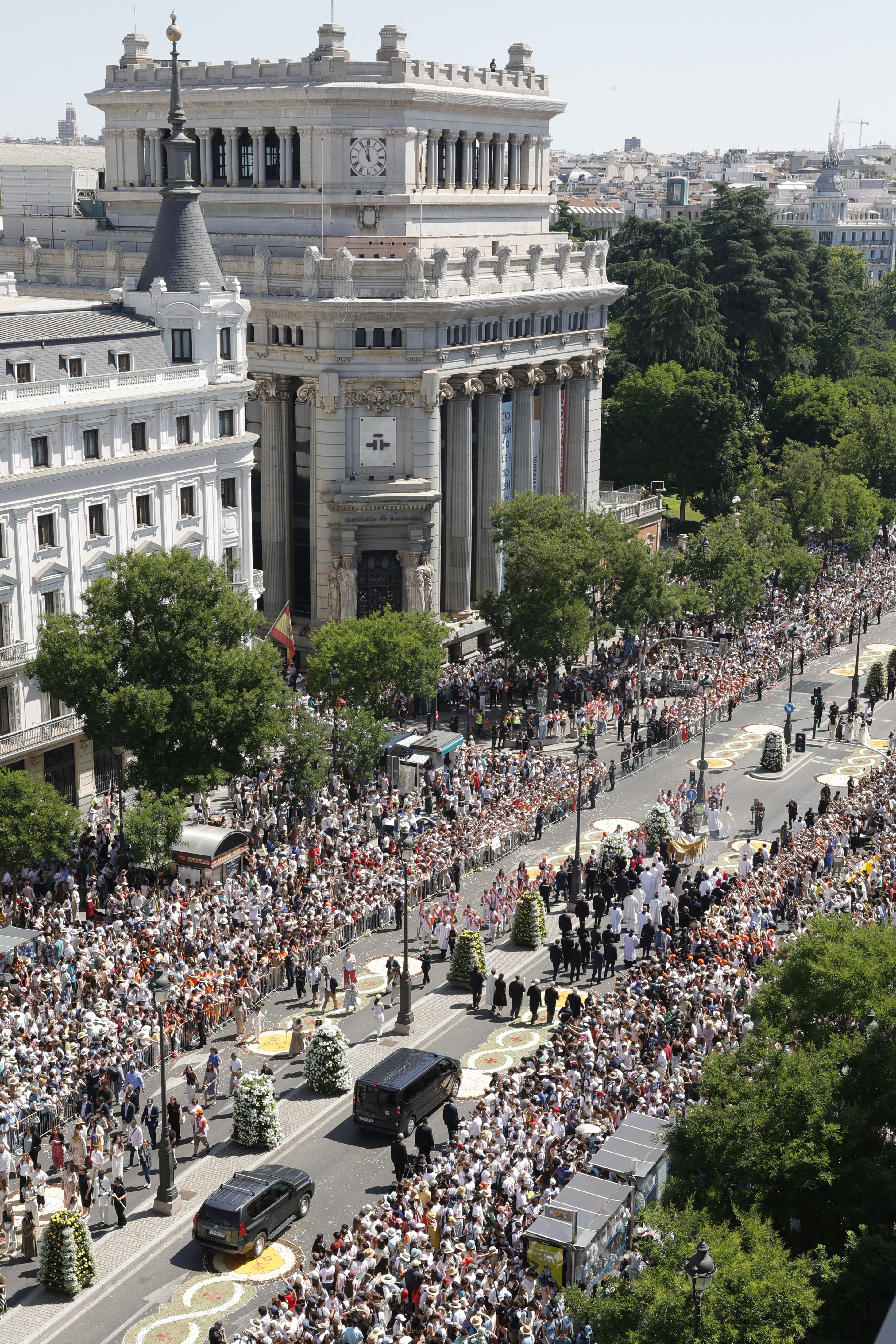 Los fieles observan la procesión del Corpus Christi tras la misa oficiada por papa León XIV este domingo en la Plaza de Cibeles de Madrid. Foto: EFE | Zipi.