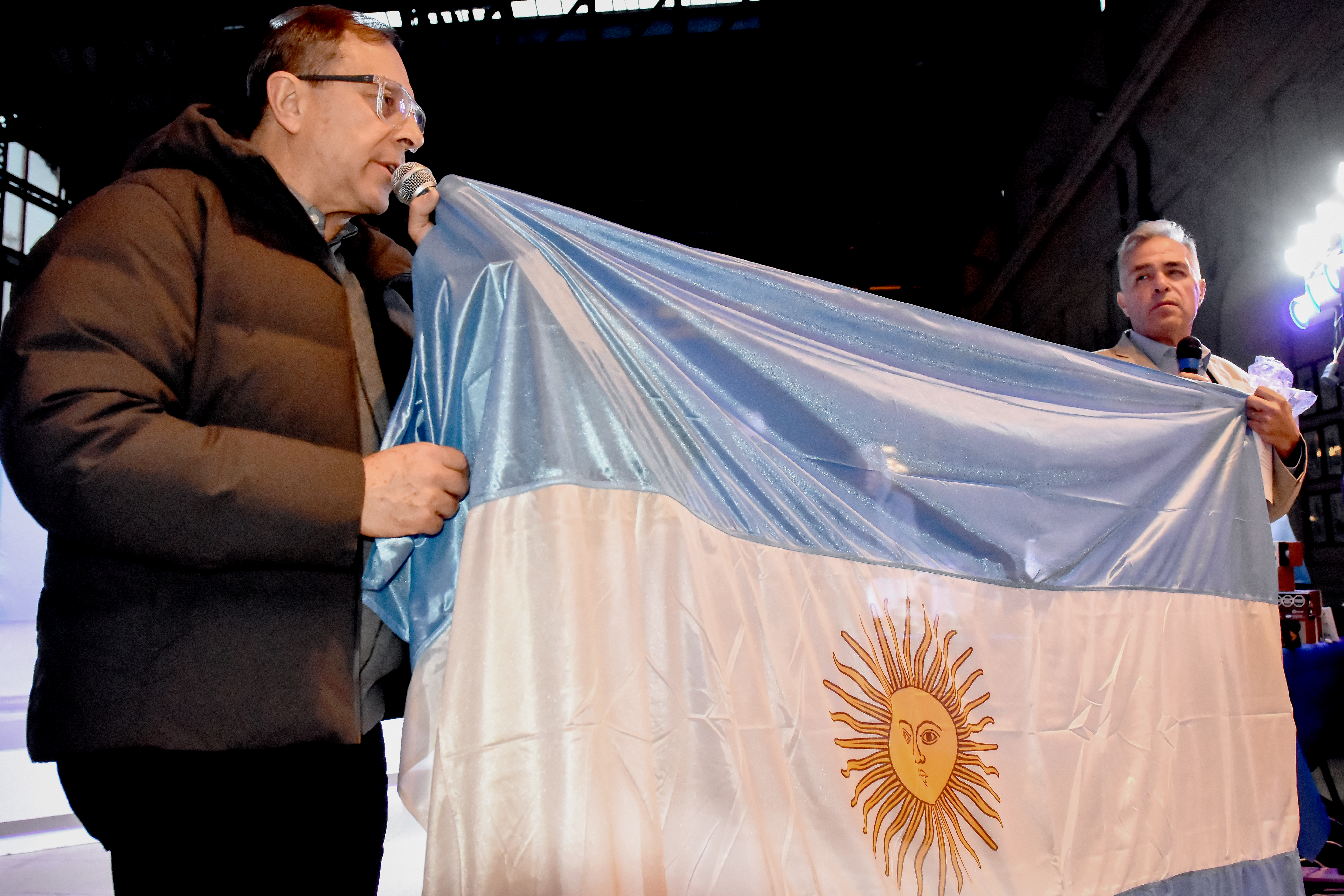 El vicepresidente del Centro de Soldados Ex Combatientes de Malvinas, Gustavo Schroeder, entregó banderas para los jardines de infantes "José Luis del Hierro" y "Oscar Daniel Diarte".