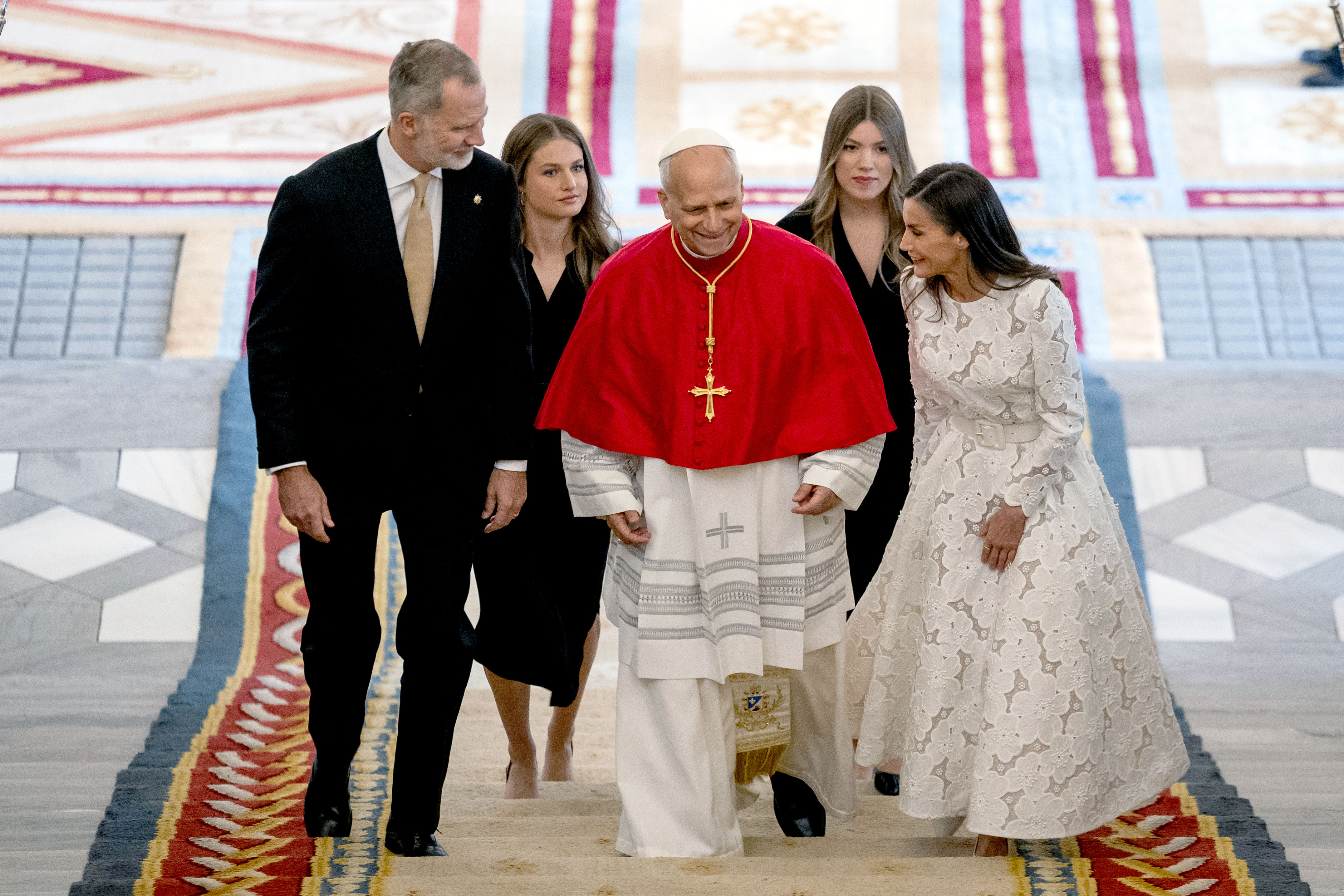 El papa León XIV acompañado de los reyes Felipe y Letizia, la princesa Leonor y la infanta Sofía ascienden por la Escalera de Embajadores del Palacio Real. Foto: EFE | Daniel González.