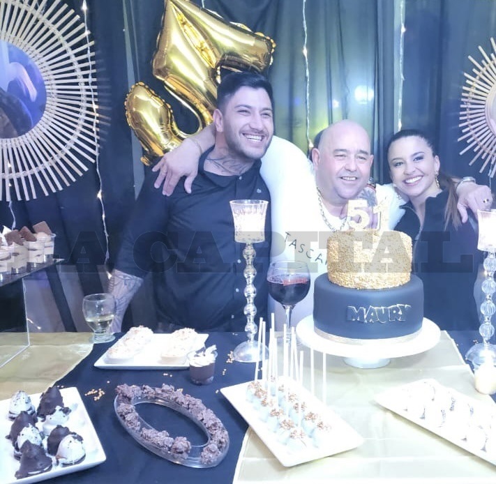 Piero Pinna, Mauricio Ríos y la hija de Rudy Ulloa, durante el festejo en el balneario Horizonte del Sol.