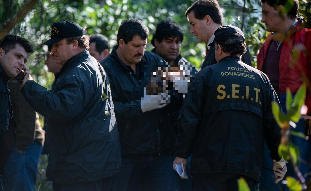 Peritos manipulando los restos hallados en el campo La Carolina.