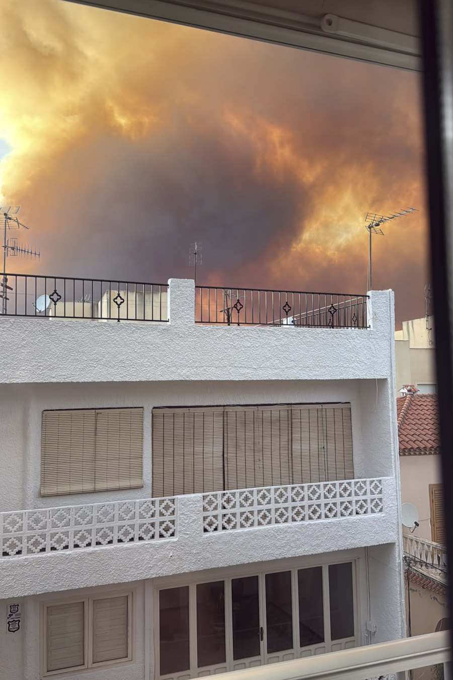 Vista del incendio desde una de las viviendas que fueron desalojadas en Bédar. Foto: EFE.