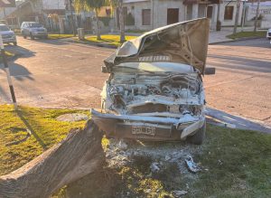 El Fiat Duna se incendió tras el choque. Foto Claudio Calvette.