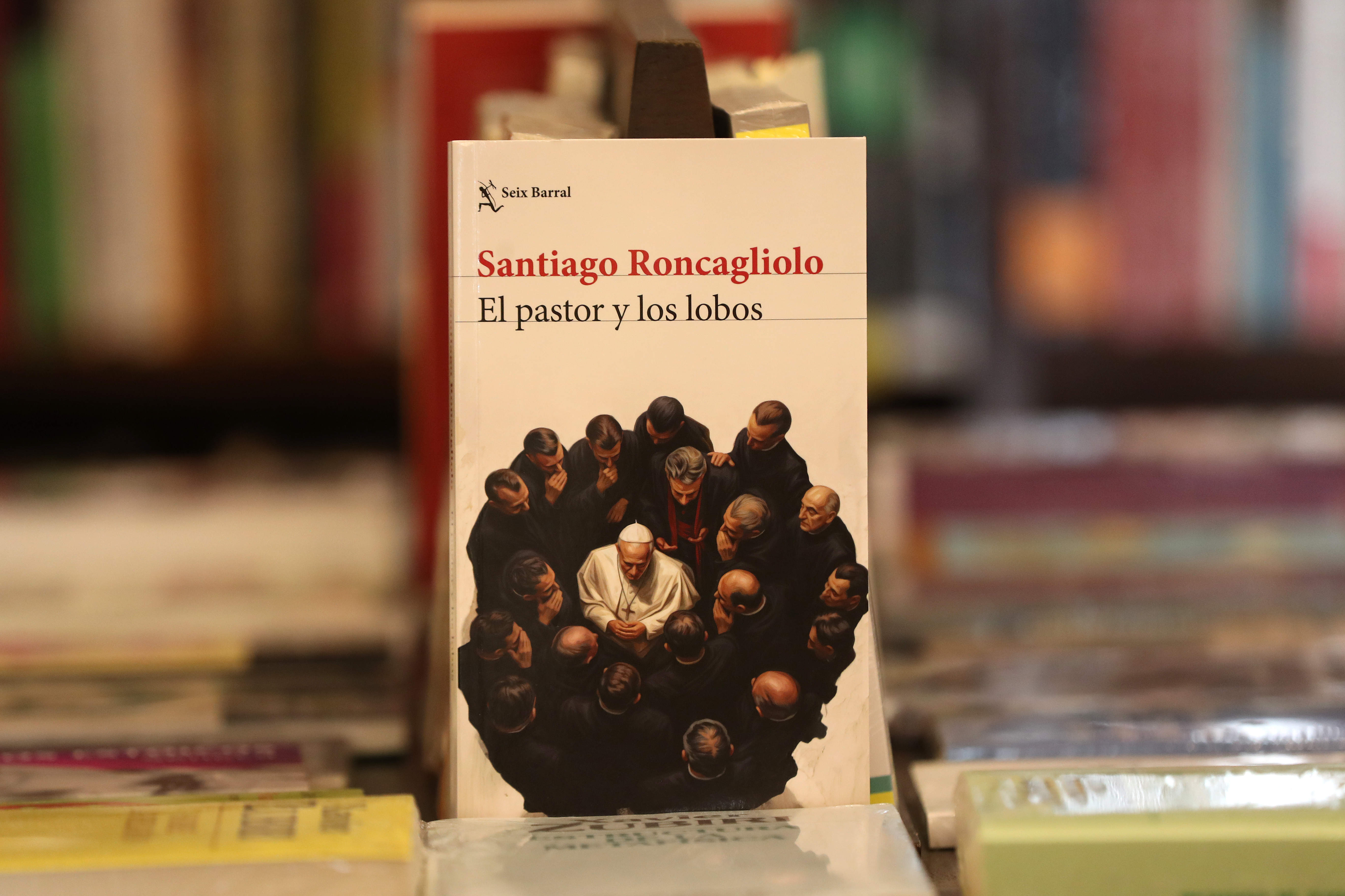 El libro 'El pastor y los lobos' (Planeta, 2026) del escritor peruano Santiago Roncagliolo. Foto: EFE | Paolo Aguilar.