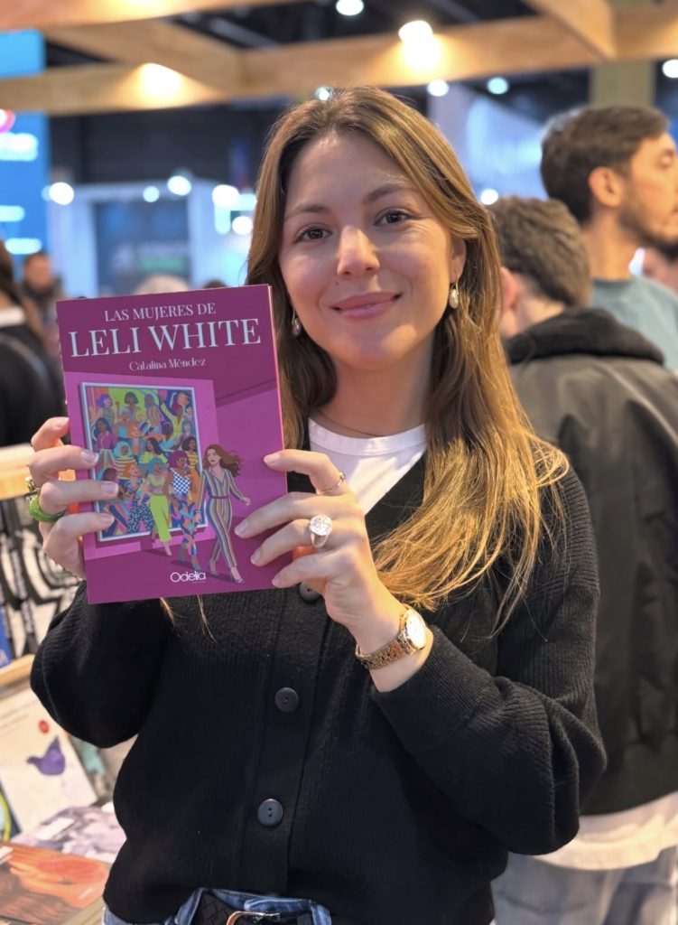 La autora con la portada de su segunda novela.