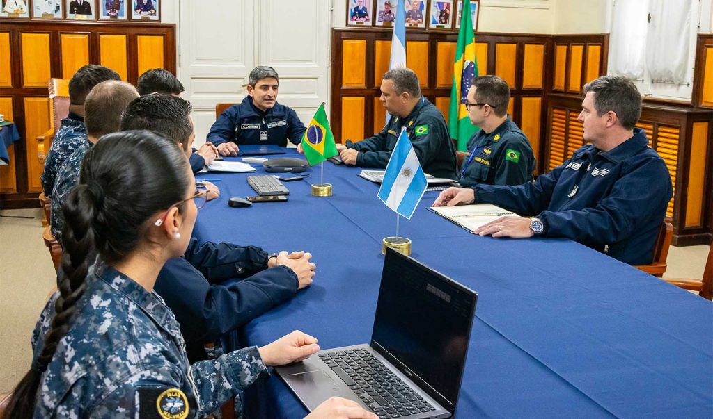 Representantes de las Armadas de Argentina y Brasil firmaron el memorando de entendimiento para llevar adelante el ejercicio.