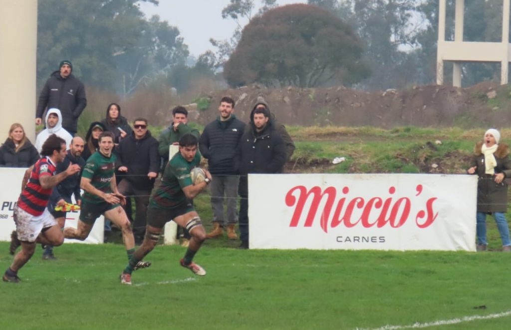 Foto: Pilar Castelfidardo Joaquín Rojas se escapa directo hacia su tercer try de la tarde. Fue la gran figura del partido.