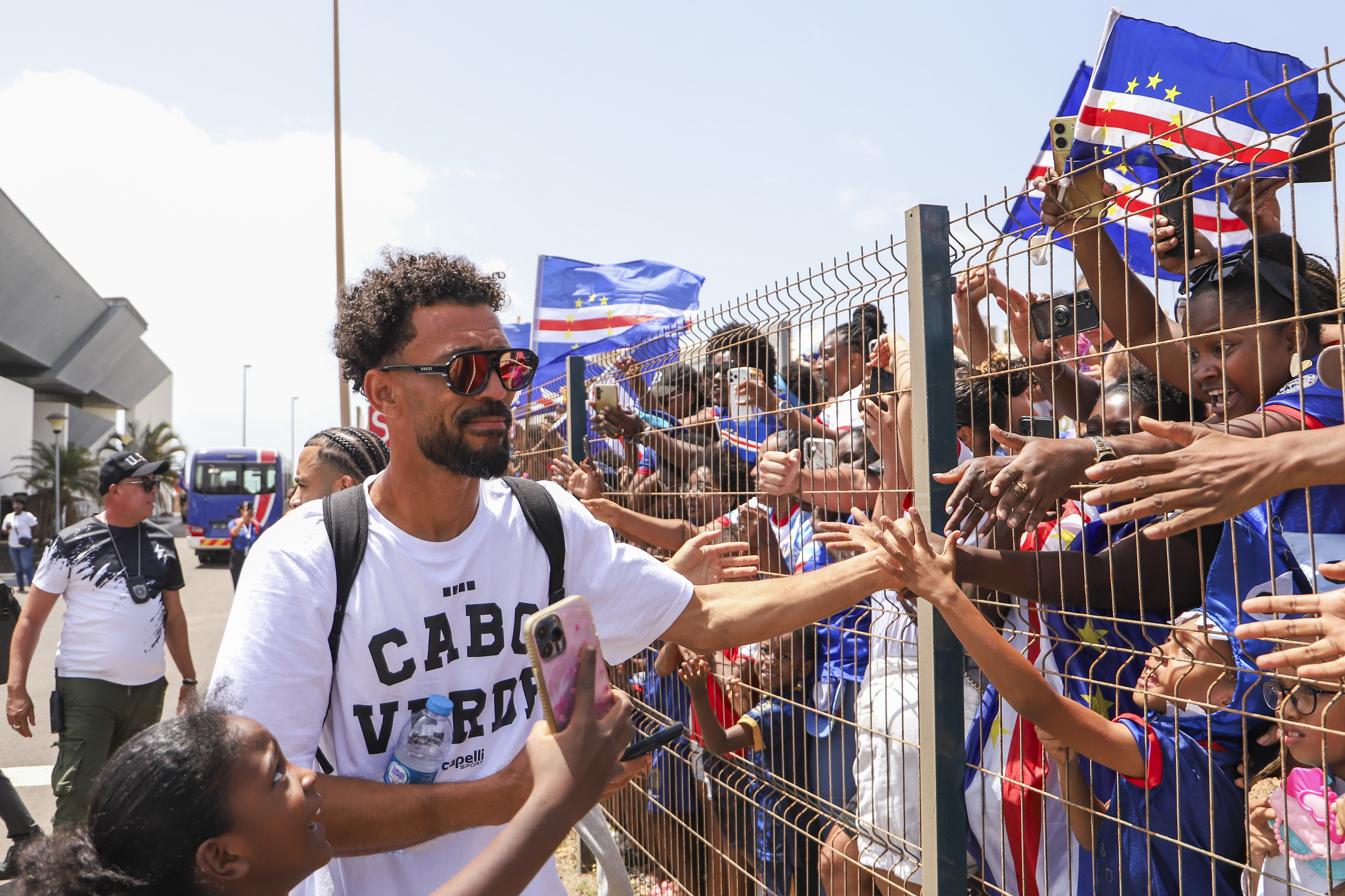 Vozinha saluda a la gente al llegar al aeropuerto de Cidade da Praia, Cabo Verde. Foto: EFE | EPA | Elton Monteiro.