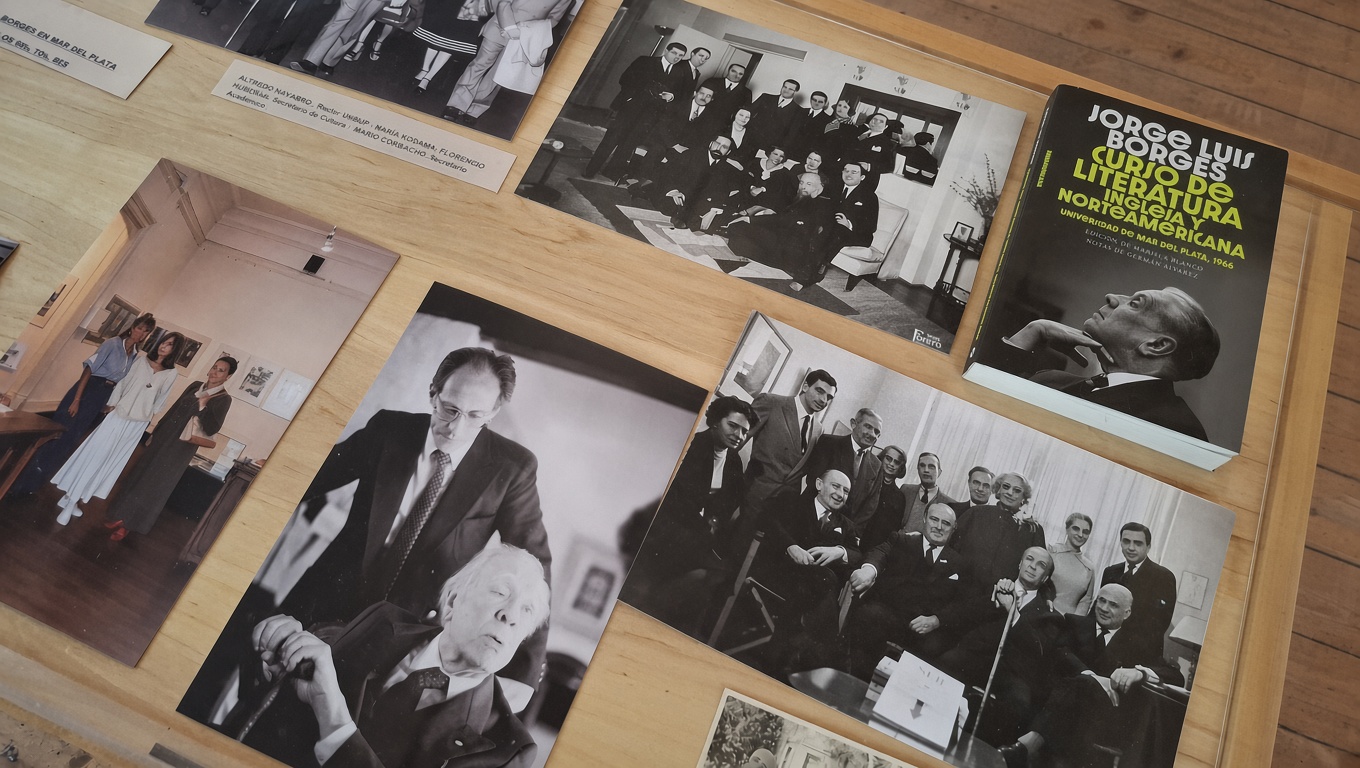 Algunas de las fotos de Borges en Mar del Plata, exhibidas en la muestra “El Aleph”, y el libro editado por Mariela Blanco sobre las clases del escritor en la ciudad en 1966.