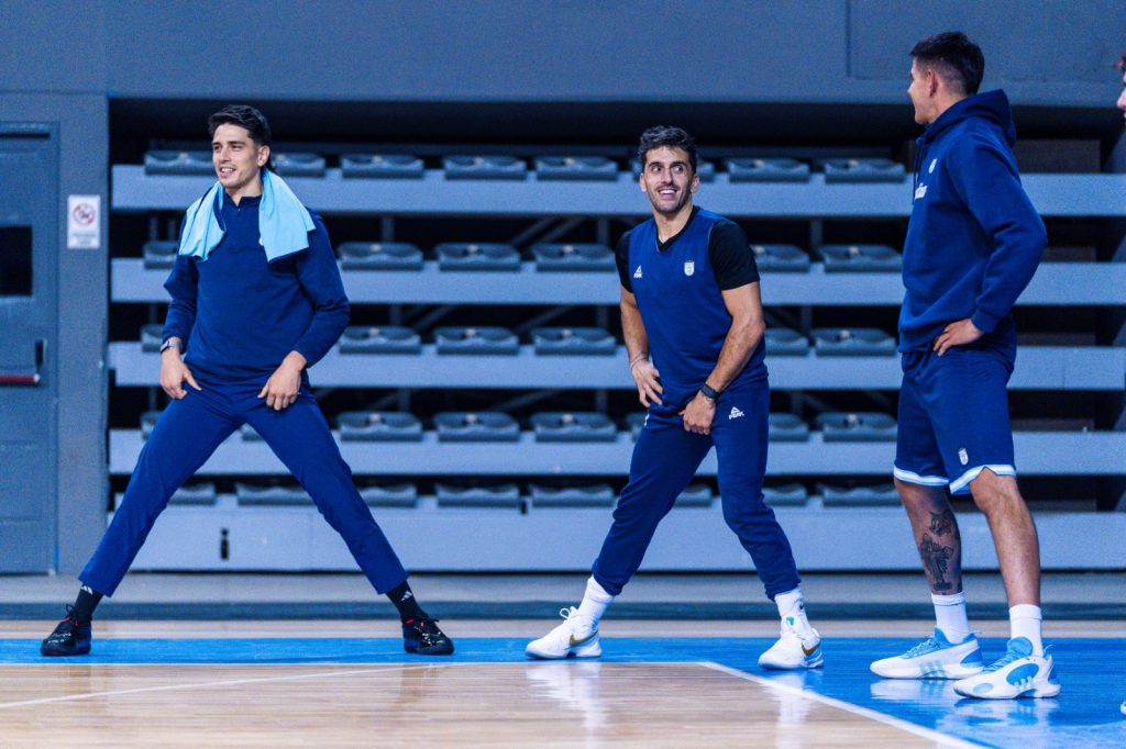 Foto: Prensa CAB. José Vildoza, Facundo Campazzo y Gabriel Deck bromean durante la práctica.