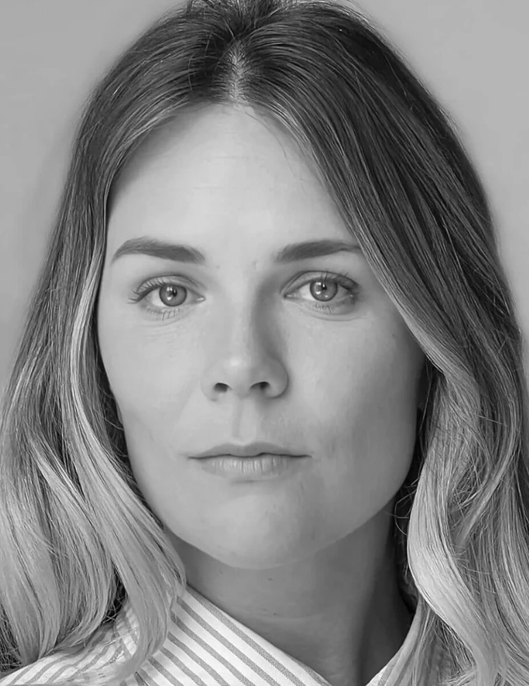 Caro Claire Burke es una escritora estadounidense, licenciada en Bellas Artes y copresentadora de "Diabolical Lies", podcast sobre política y cultura.