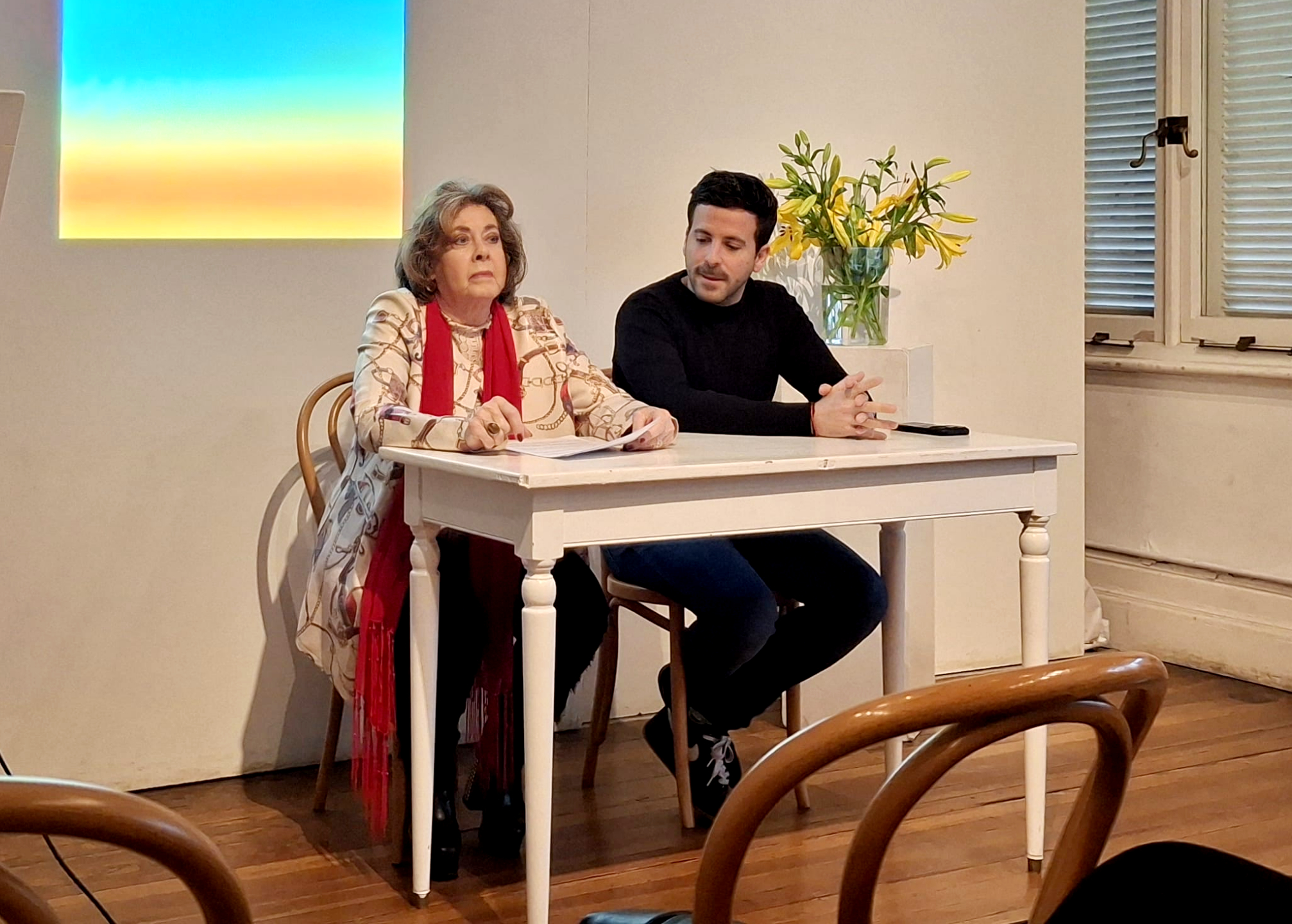 Coty Giuffré, curadora de la muestra, y Francisco Taverna, director de Cultura, en la conferencia de prensa brindada el jueves pasado.