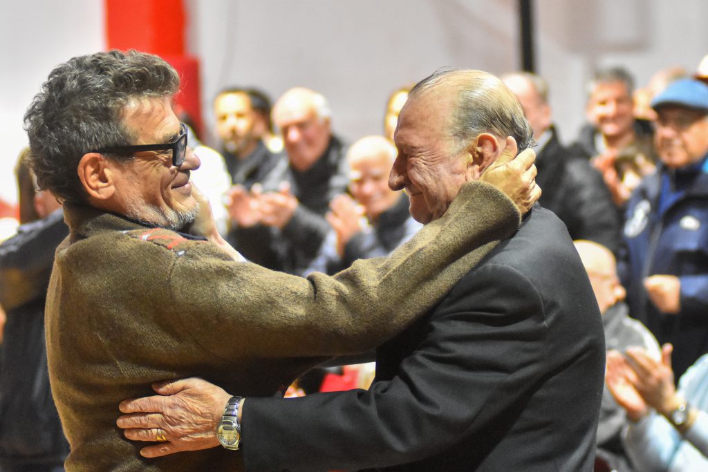 Horacio Duhalde y el abrazo con Juan Pablo Sosa, el autor de la idea.