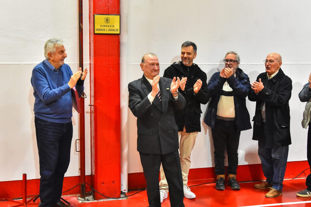 La placa fue descubierta por el propio Duhalde, acompañado por el presidente actual, Gustavo Arraiz, y por el ex Secretario Deportivo y Vocero de Prensa del club, entre otros cargos, Juan Carlos Reusmann.