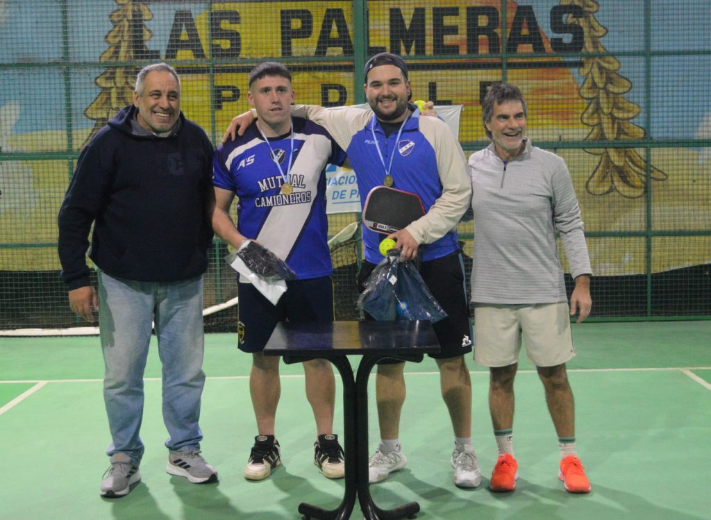 Los campeones, Julián Alegre y Fernando Zurita, junto a autoridades de la Asociación, en la entrega de premios.