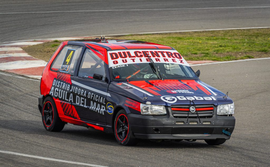 Foto: Chia Carpineta. El Fiat Uno de Diego Petrantonio, aquí conducido por Martín Chico, ganador de la final de invitados de la Monomarca.