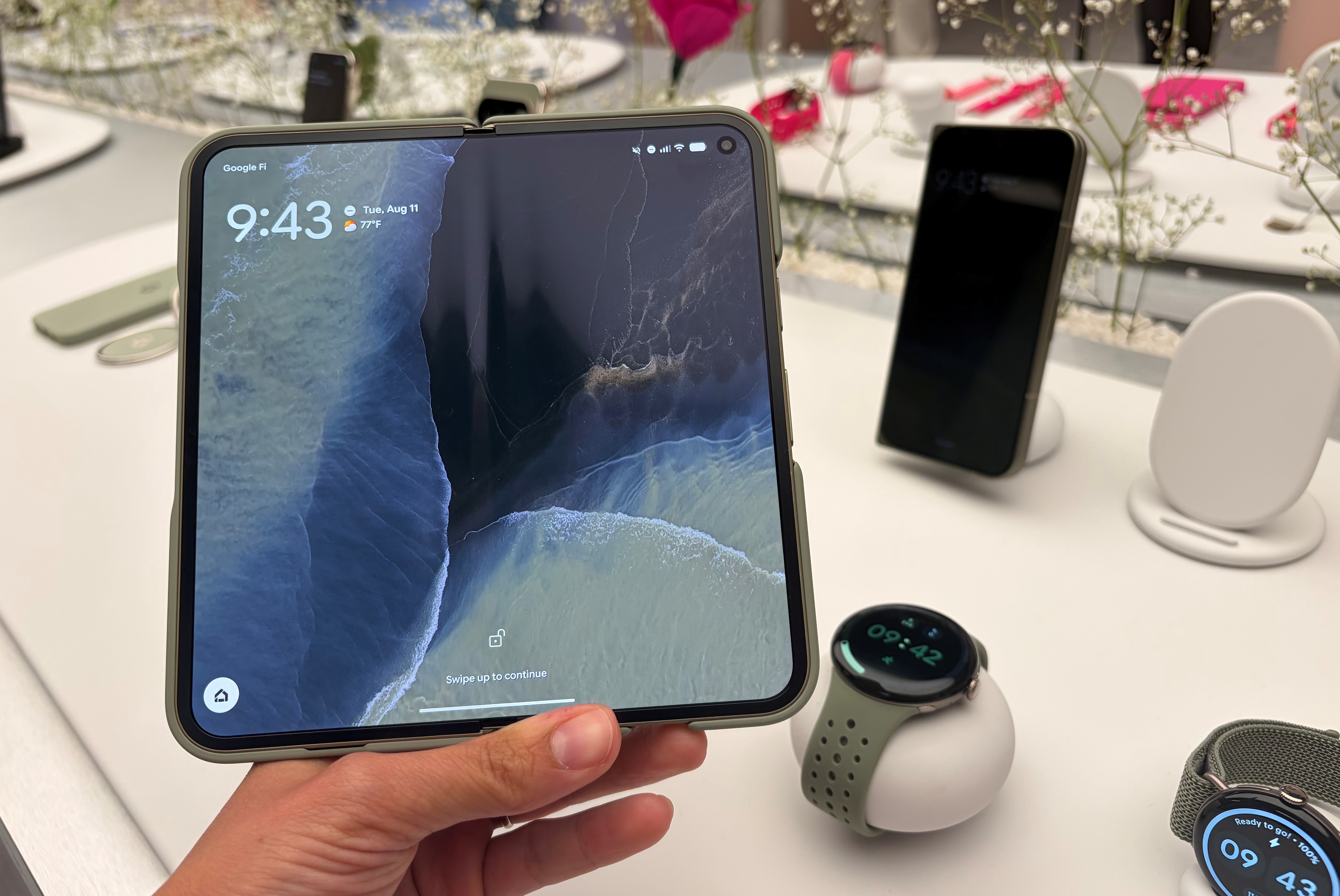 Una persona muestra un teléfono Pixel 11 Pro Fold de Google. Foto: EFE.