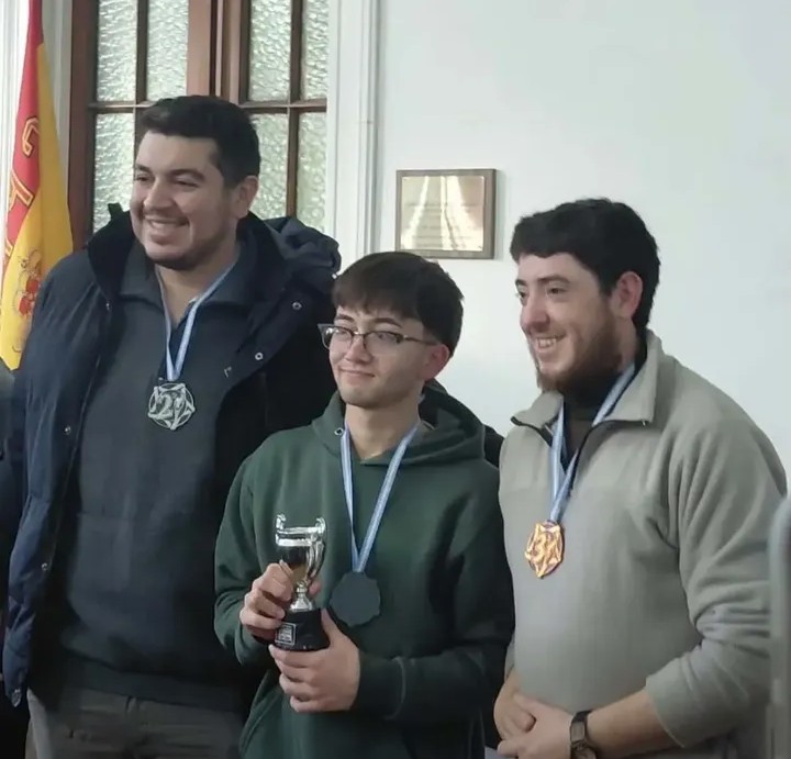 Los integrantes del podio en Mayores en el torneo en General Madariaga.