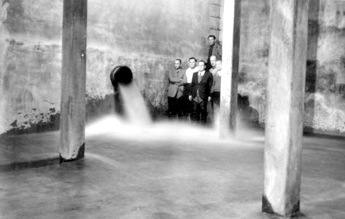 Inauguración de la cisterna de la Torre Tanque en el año 1943, con la asistencia de autoridades nacionales, provinciales y municipales (Foto: OSSE – Fotos de Familia).