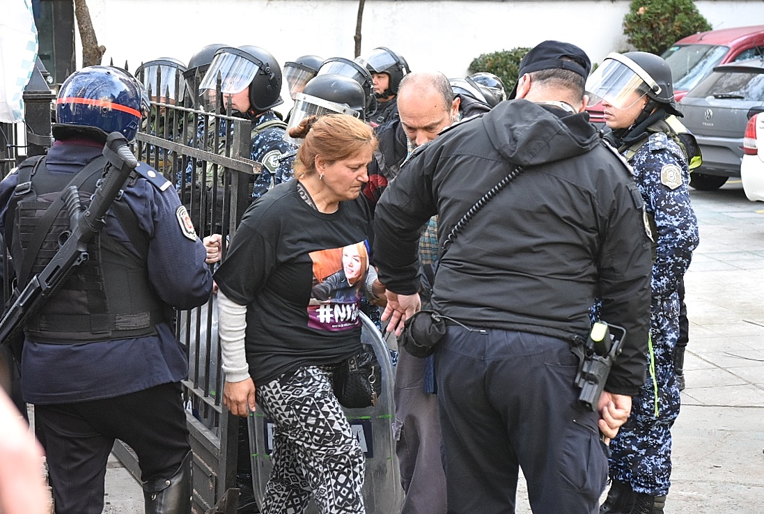 La madre de Mailén Antonich, al salir de una reunión con autoridades policiales en la Departamental, el día de la marcha. 