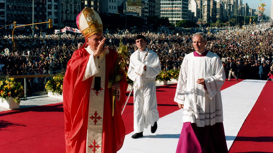 Durante su recordada visita de 1987, el Papa Juan Pablo II dio misa en una Avenida 9 de Julio repleta.