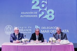 El procurador Julio Conte Grand, Guillermo Longhi y Martín Pagni encabezaron el acto. a, Martín Pagni, el presidente del Colegio de Escribanos de la Provincia de Buenos Aires, Guillermo Aníbal Longhi y el procurador Julio Marcelo Conte Grand.