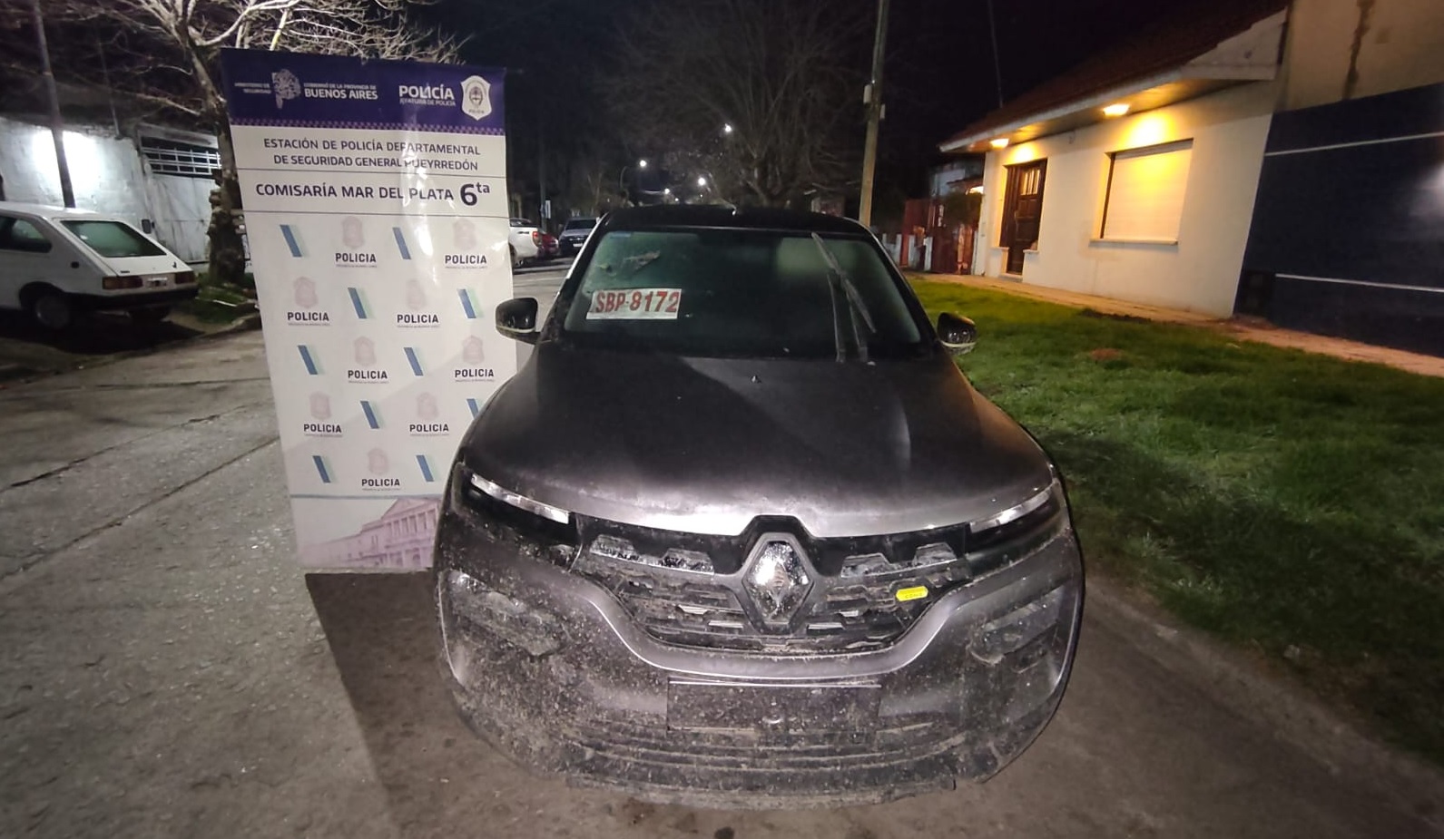 El vehículo en el que escaparon los delincuentes y chocaron.