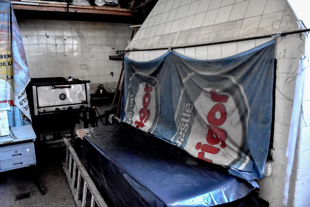 La cocina de lo que fuera el restaurante de los Cicconi se mantiene como hace 45 años. En ese lugar, el asesino se apoderó del cuchillo que empleó para asesinar a la adolescente.
