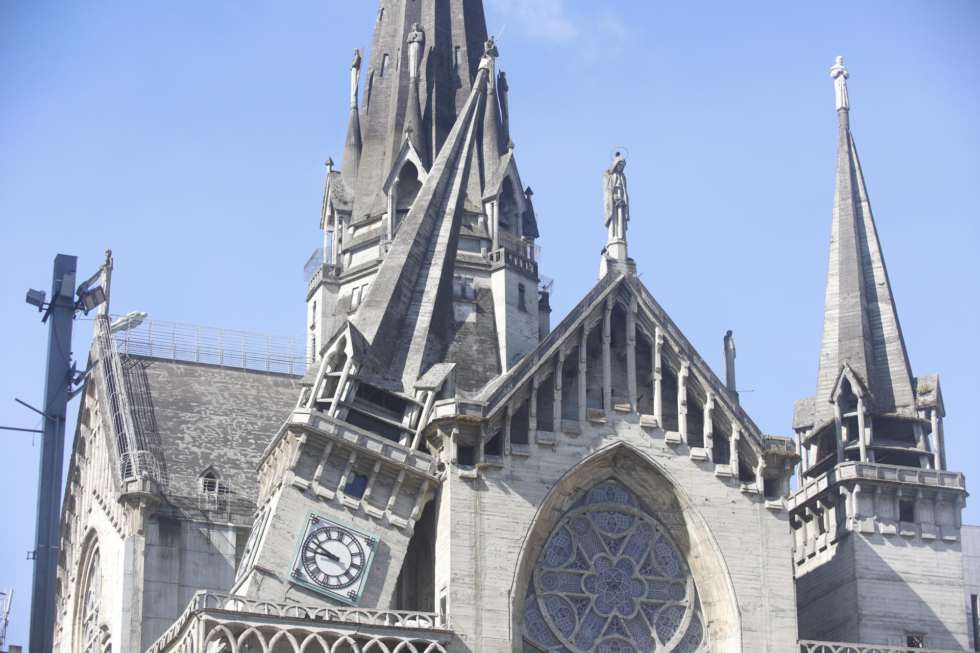 La Catedral Basílica Metropolitana de Nuestra Señora del Rosario, en Manizales, afectada por el terremoto (EFE).