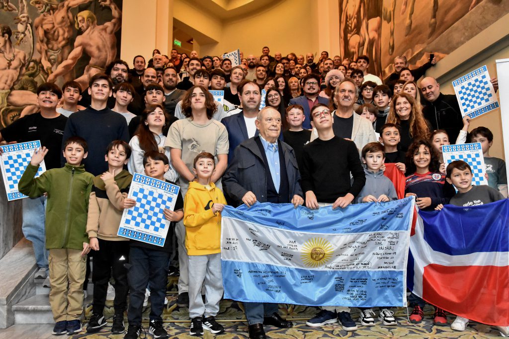 La foto del final de la actividad en el Gran Hotel Provincial, con Faustino Oro, Daniel Scioli, Florencio Aldrey y los jóvenes ajedrecistas y sus respectivas familias.